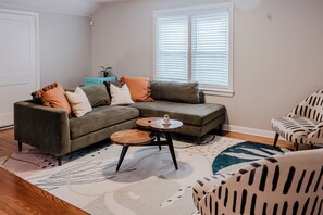 Smart-TV, bøker og kontorer