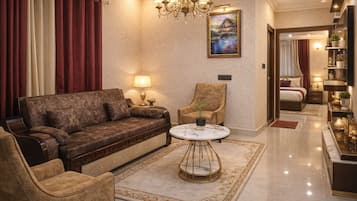 Family Room, City View | Premium bedding, blackout drapes, soundproofing, free WiFi