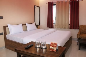 Habitación Deluxe | Ropa de cama de alta calidad, cortinas opacas, sistema de insonorización