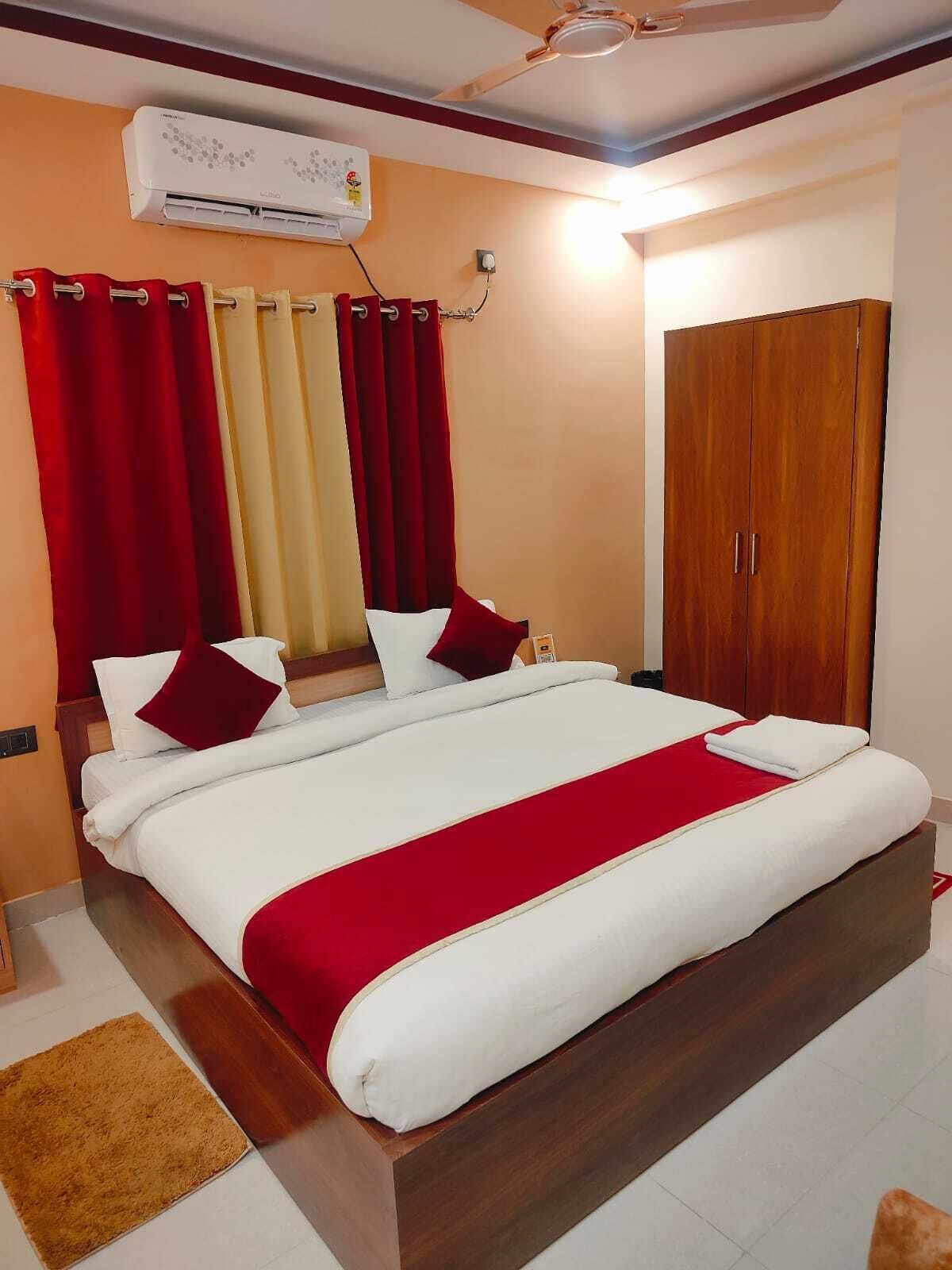 Family Room, City View | Premium bedding, blackout drapes, soundproofing, free WiFi