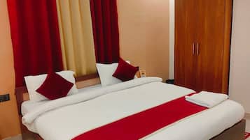 Family Room, City View | Premium bedding, blackout drapes, soundproofing, free WiFi