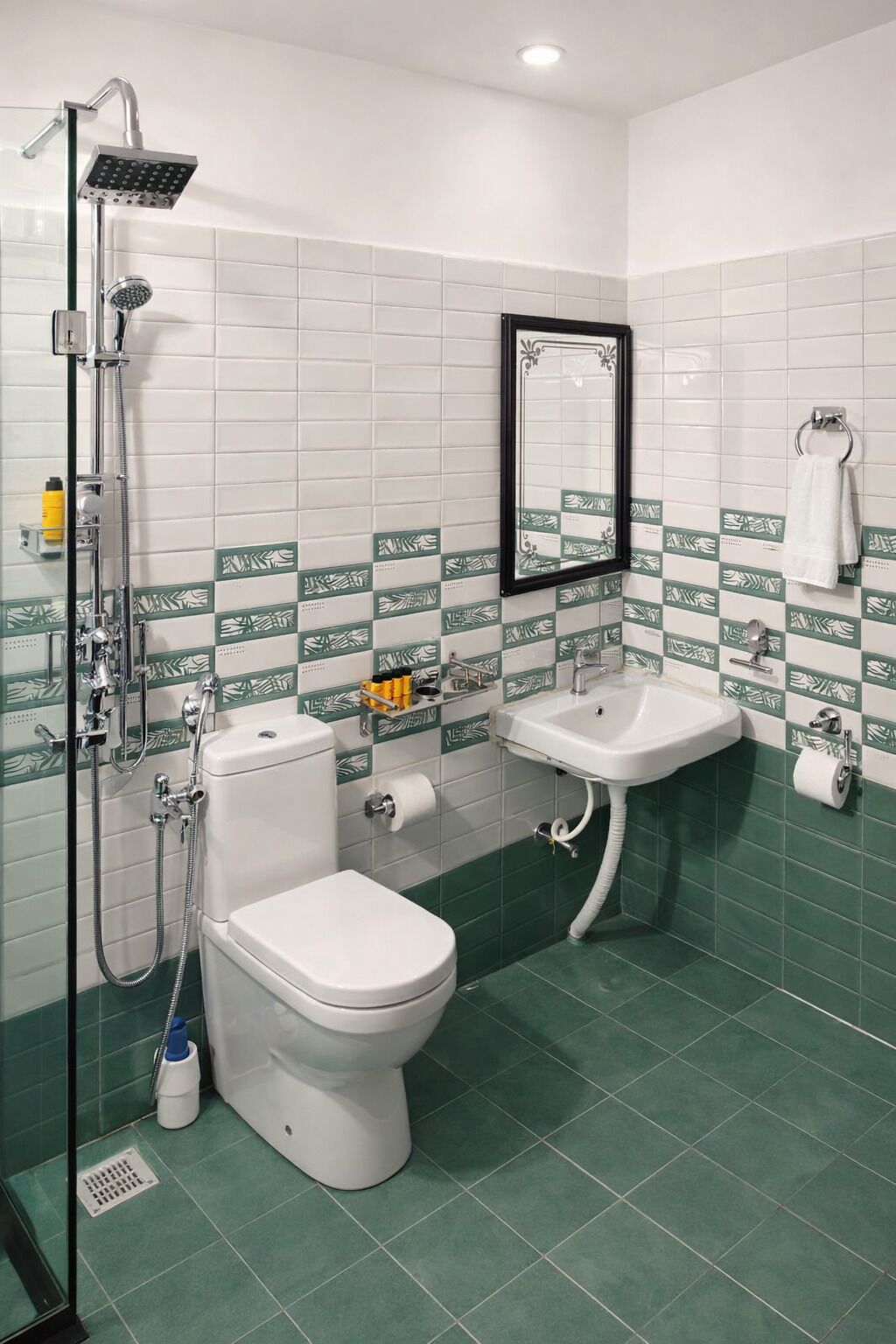 Un baño con inodoro, lavamanos y ducha.