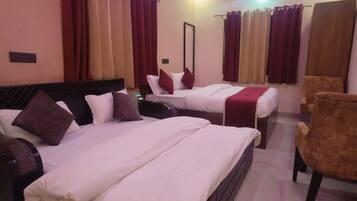 Family Room, City View | Premium bedding, blackout drapes, soundproofing, free WiFi