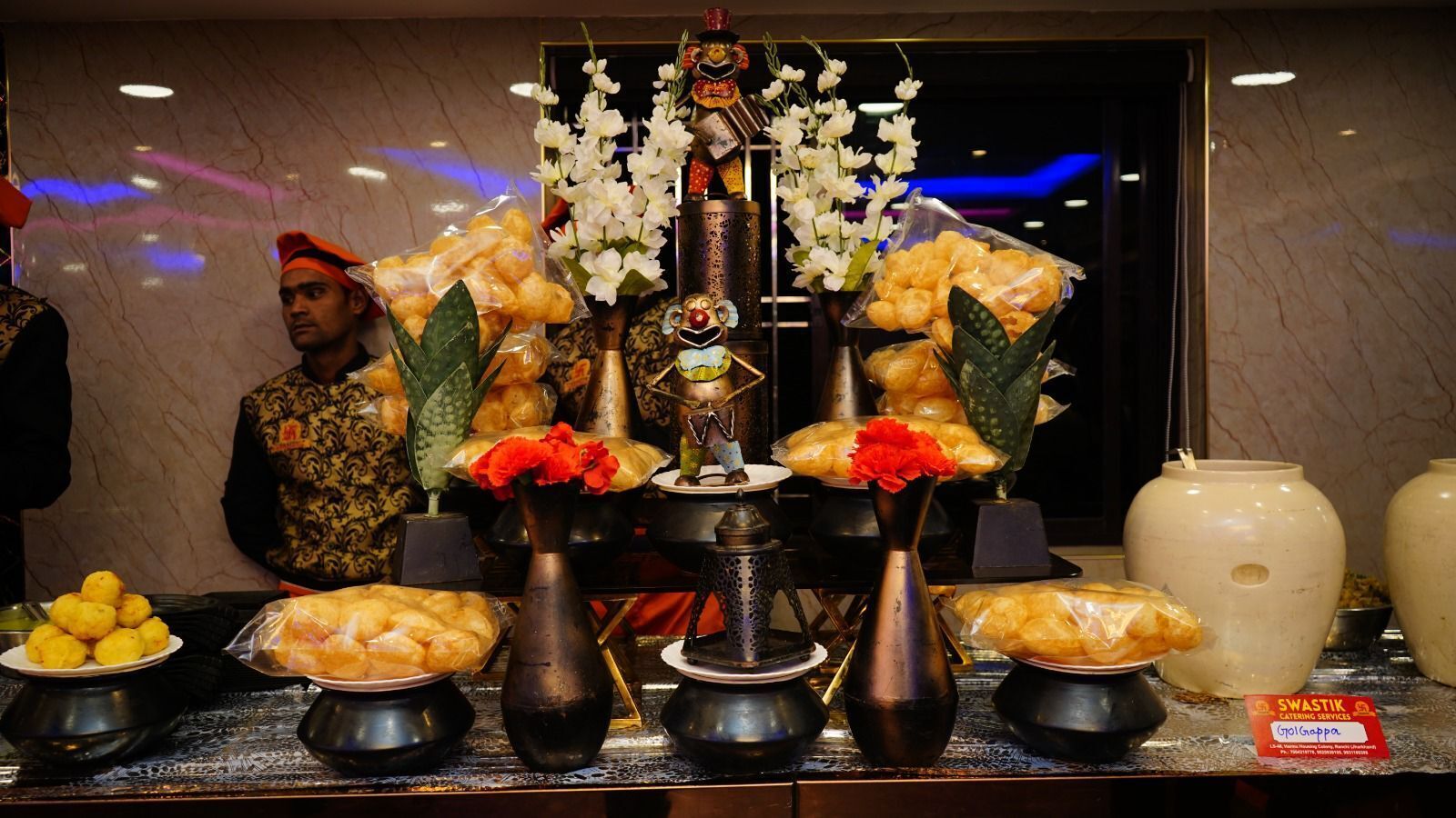 Desayuno buffet diario (INR 300 por persona)