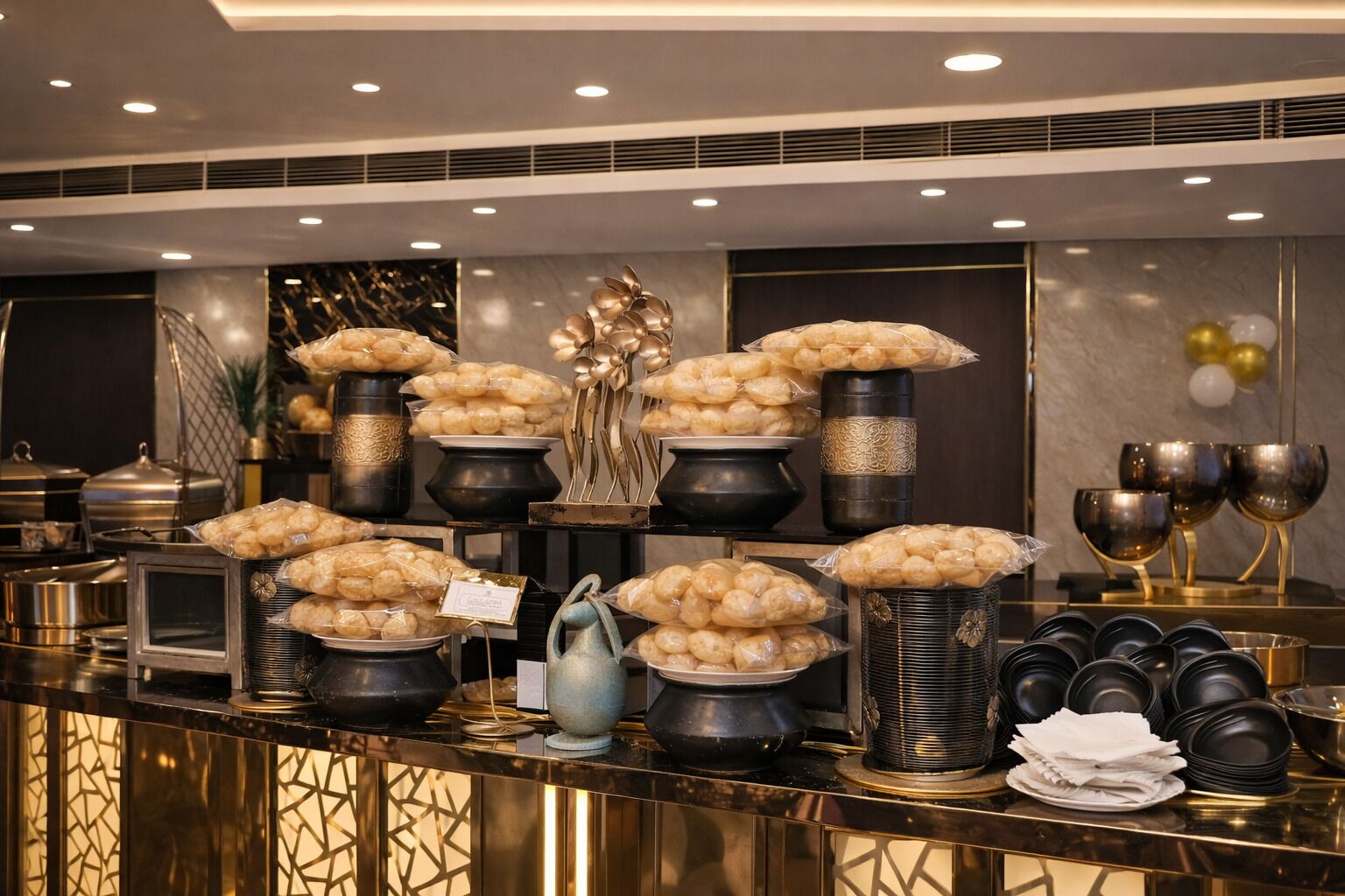 Una mesa de buffet con diferentes alimentos y utensilios.