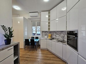 Fridge, oven, stovetop, dishwasher