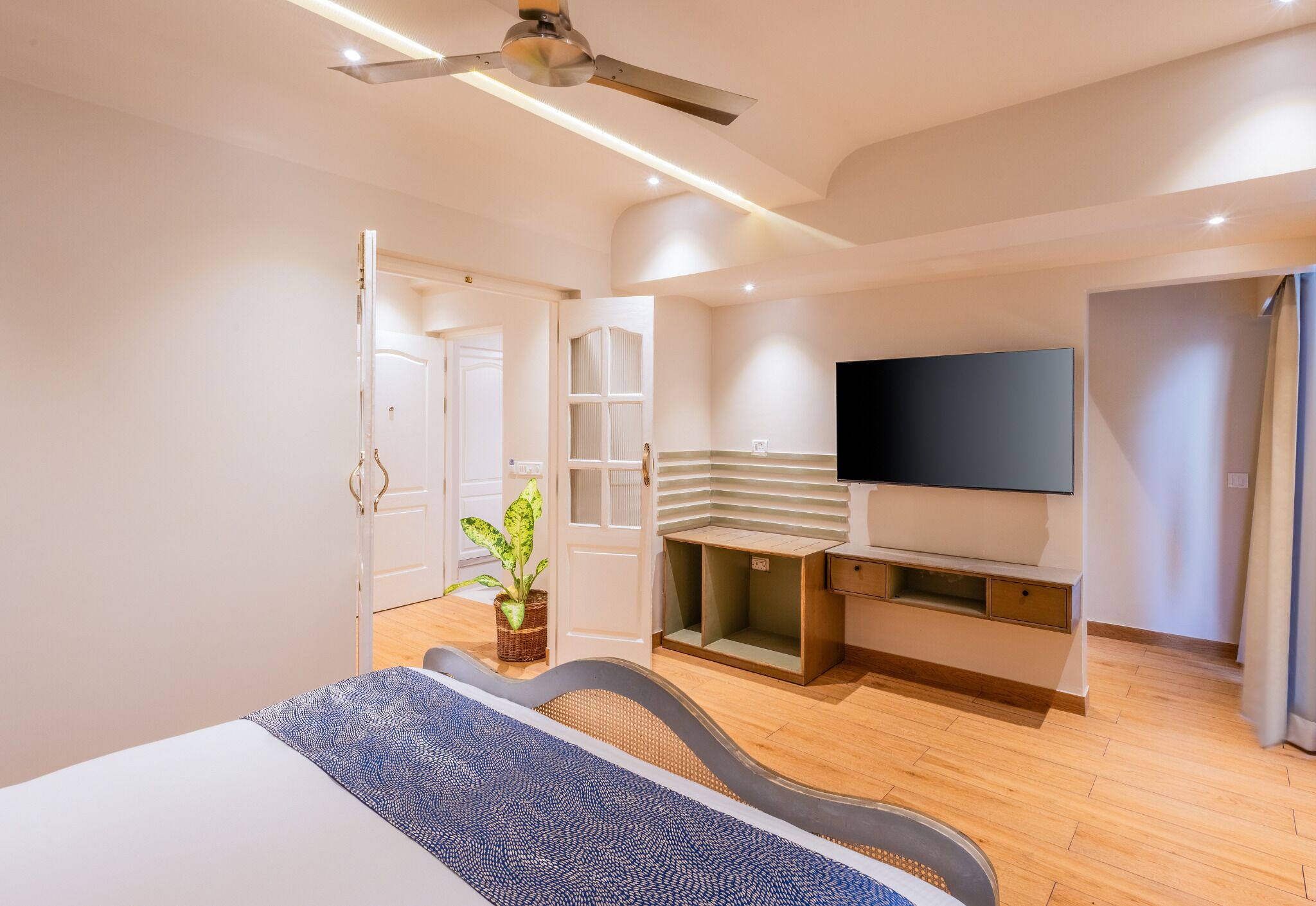 Minibar, free WiFi, bed sheets