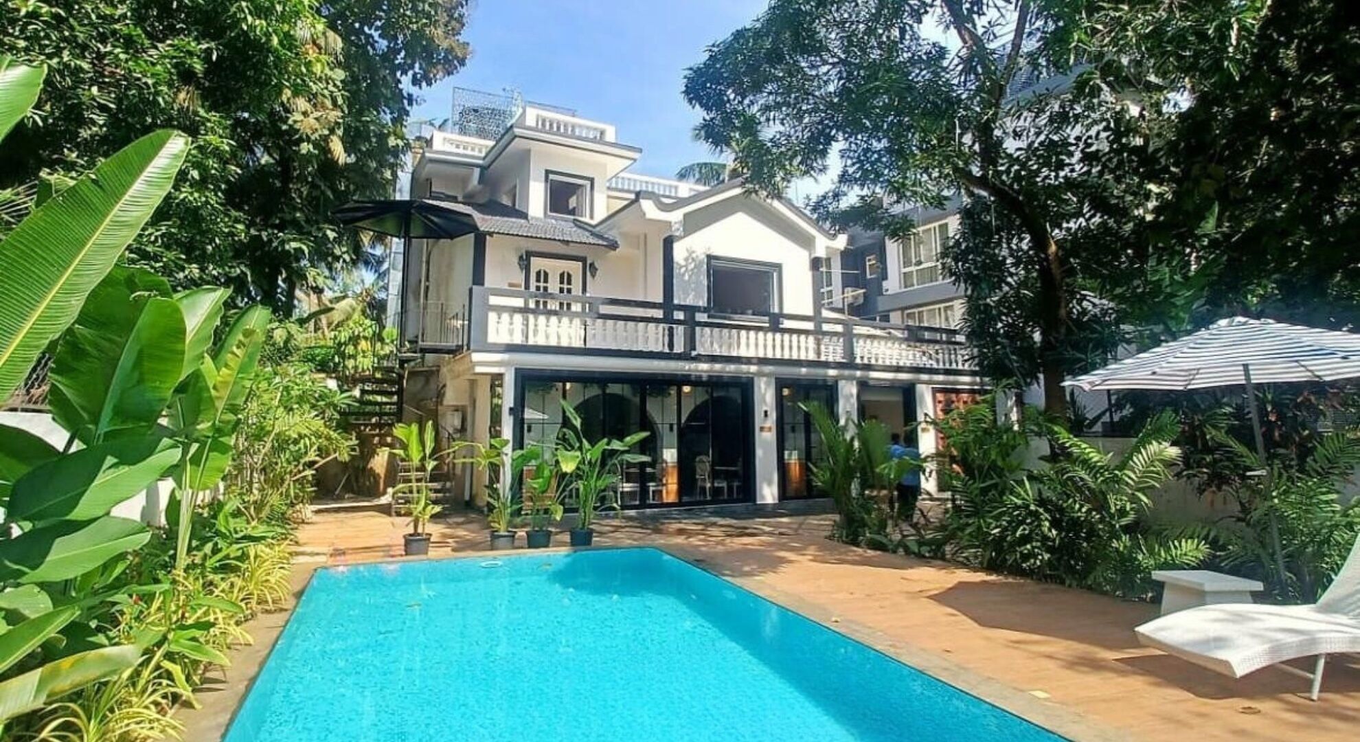 Hồ bơi ngoài trời 