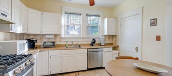 1 Mi to East Falls Station: Home w/ Office!