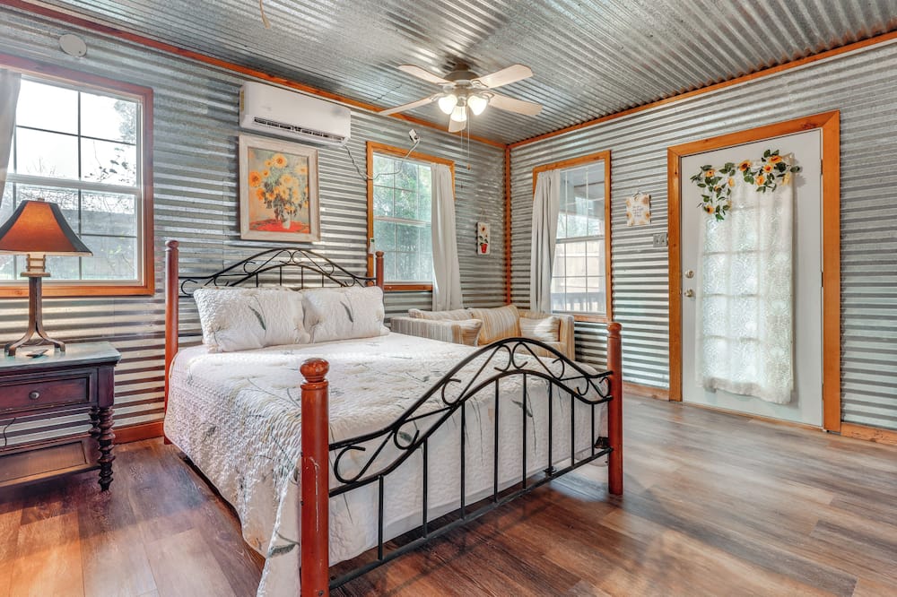 Cozy Couple's Cottage w/ View Near Canyon Lake! - Canyon Lake, TX