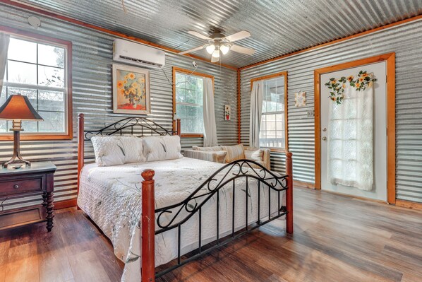 Apartment (0 Bedroom) | Interior - Cozy Couple's Cottage w/ View Near Canyon Lake! (Canyon Lake)