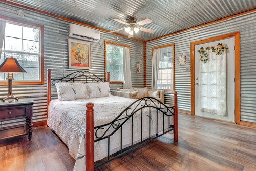 Cozy Couple's Cottage w/ View Near Canyon Lake!