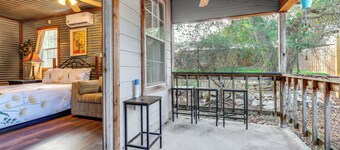 Cozy Couple's Cottage w/ View Near Canyon Lake!