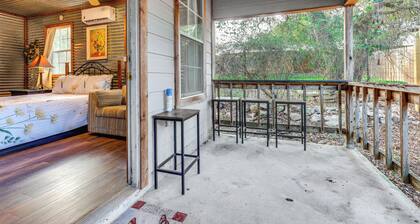 Cozy Couple's Cottage w/ View Near Canyon Lake!