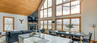 Stratton Mtn Ski Chalet w/ Giant Views in Winhall