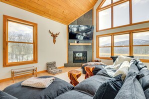 Front of property - Stratton Mtn Ski Chalet w/ Giant Views in Winhall (Bondville)