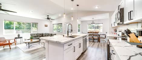 House (3 Bedrooms) | Interior
