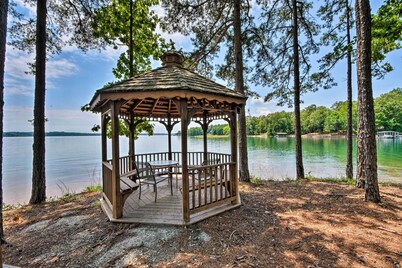 Luxe Keowee Key Living: Golf Views & Resort Pool