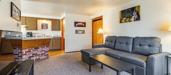2 Mi to Dwtn Green Bay: Ideally Located Townhome!