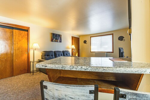 3 Mi to Lambeau Field: Ideally Located Townhome!