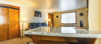 3 Mi to Lambeau Field: Ideally Located Townhome!