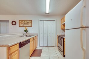 Apartment (1 Bedroom) | Interior - Community Grills & Pool: Gautier Condo! (Gautier)