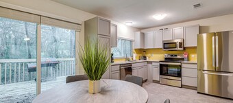 3 Mi to The Woodlands: Warm & Welcoming Home!