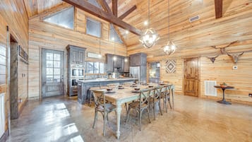 House (5 Bedrooms) | Interior