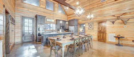 House (5 Bedrooms) | Interior