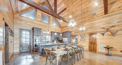 Hot Tub & Game Room: Spacious Cabin in Broken Bow!