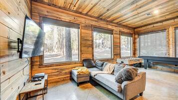 House (5 Bedrooms) | Interior