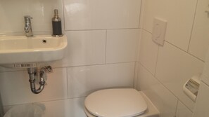 Regadera, secadora de cabello, toallas, jabón 