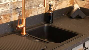 Mikrobølgeovn, ovn, kokeplater og oppvaskmaskin