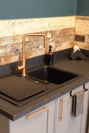 Mikrobølgeovn, ovn, kokeplater og oppvaskmaskin