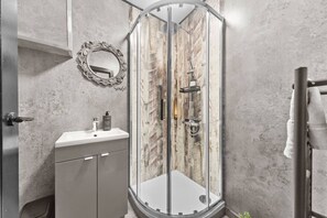 Hair dryer, towels - Downtown Studio 3 | Harrogate Town Centre (North Yorkshire)