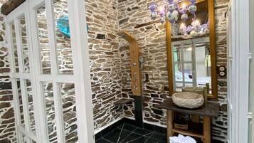 Design studio suite, uitzicht op stad | Badkamer | Een douche, een regendouche, gratis toiletartikelen, een haardroger