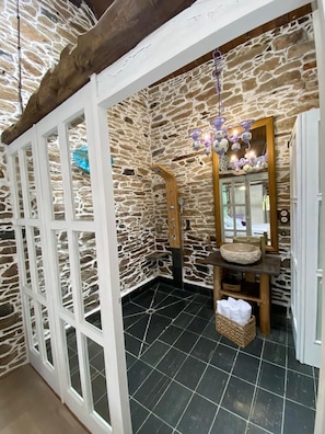 Design-Studiosuite, Stadtblick | Badezimmer