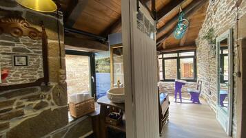 Luxury Double or Twin Room, Garden View | Bathroom | Towels, soap, shampoo, toilet paper