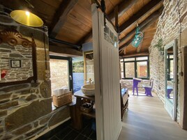 Habitación de lujo con 1 cama doble o 2 individuales, vistas al jardín | Baño | Toallas, jabón, champú y papel higiénico