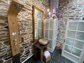 Suite Studio Design, vue ville | Salle de bain