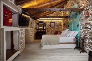 Design Studio Suite, City View | Egyptian cotton sheets, premium bedding, individually decorated - O Forno de Catuxa (Lugo)