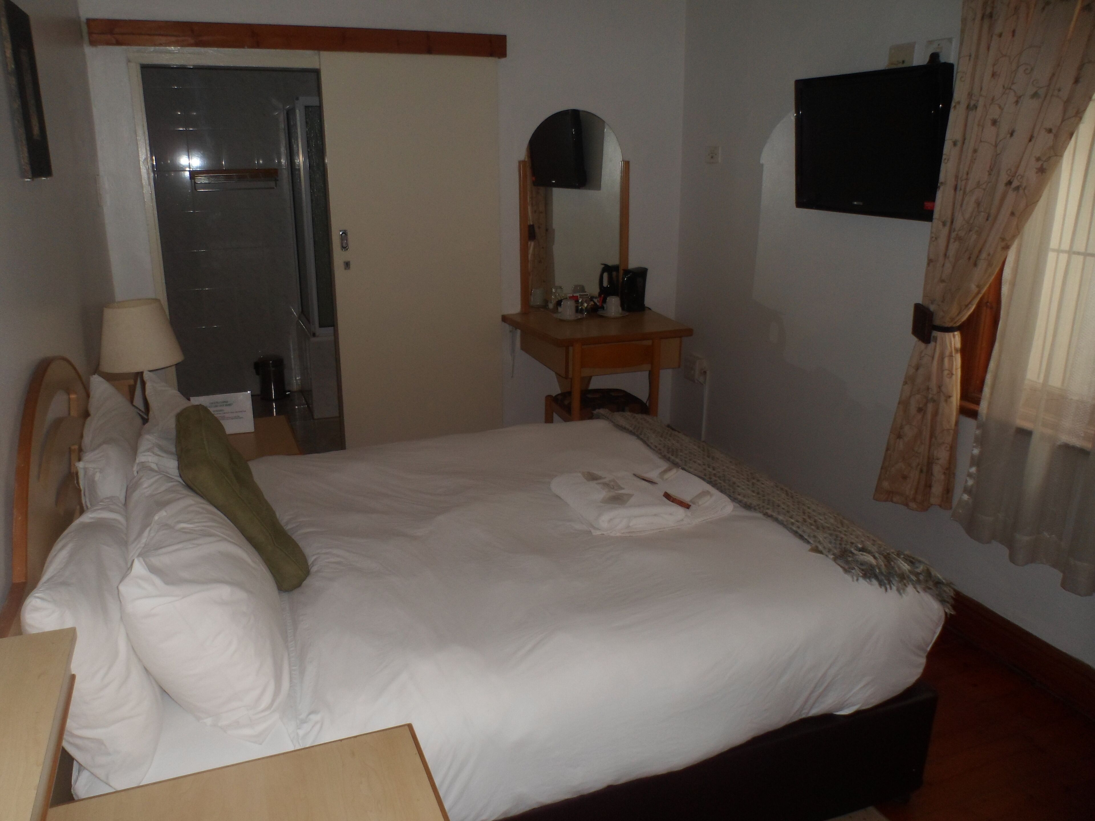 Comfort Double Room | In-room safe, desk, laptop workspace, blackout drapes