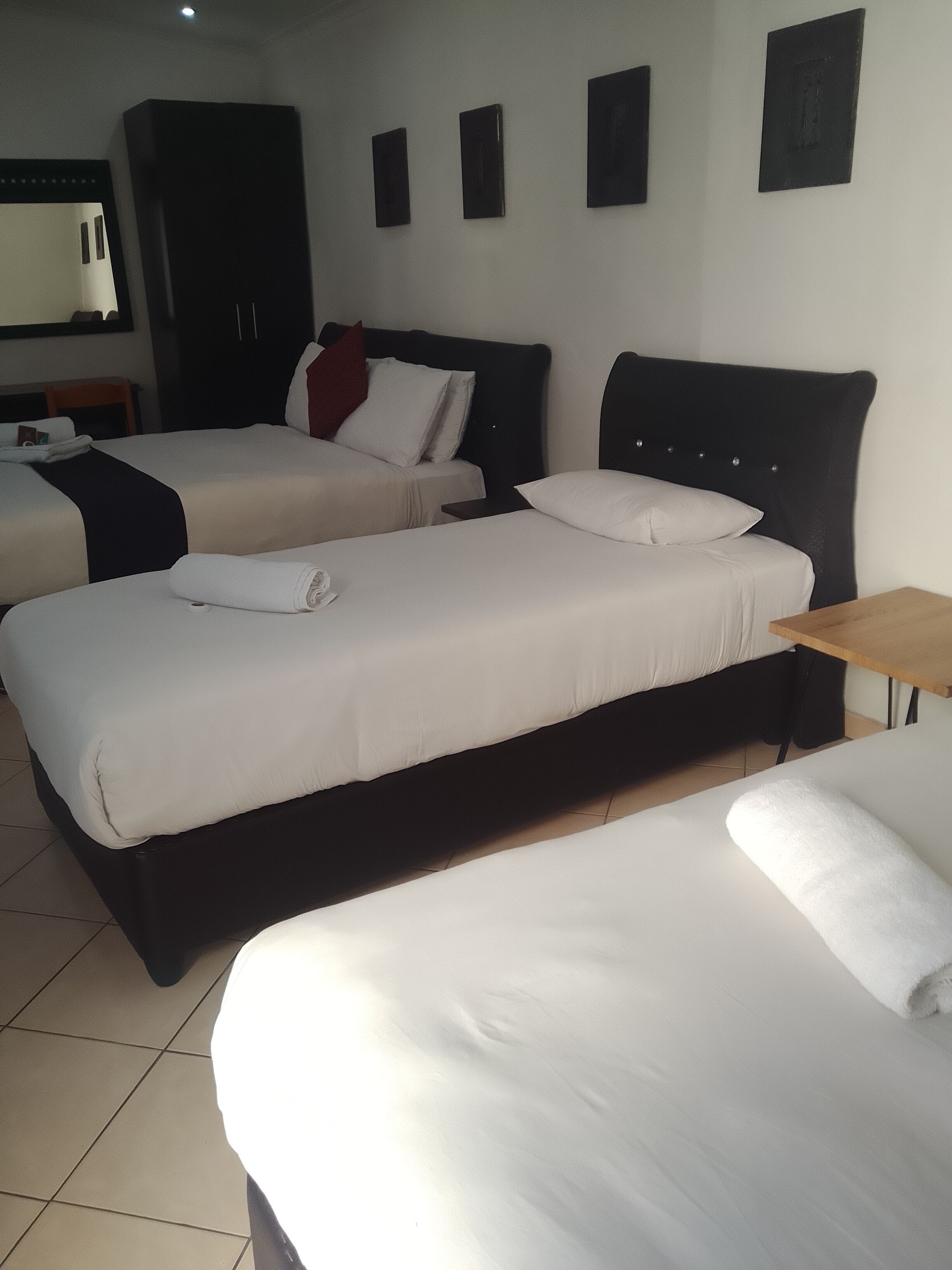 Basic Triple Room | In-room safe, desk, laptop workspace, blackout drapes