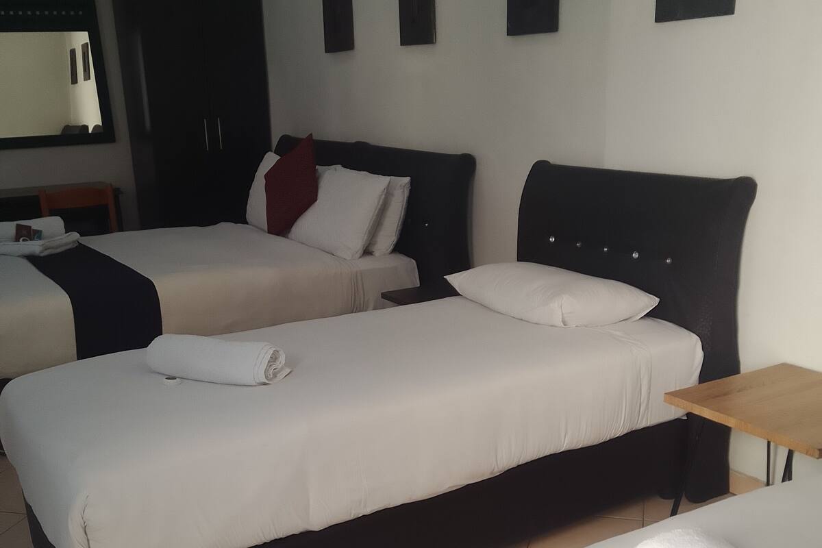 Basic Triple Room | In-room safe, desk, laptop workspace, blackout drapes