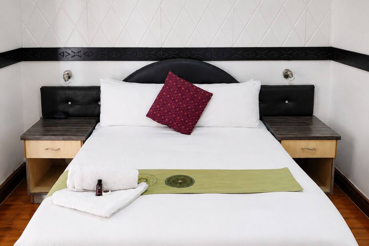Basic Single Room | In-room safe, desk, laptop workspace, blackout drapes