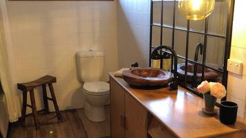 Room, 1 Bedroom, Patio, Garden View | Bathroom