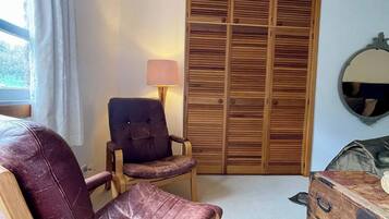 Room, 1 Bedroom, Patio, Garden View | Living area | Books