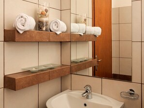 Secadora de cabello, toallas, jabón, papel de baño 