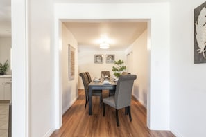 House | 3 bedrooms, Internet - Charming Spacious Home - Modern Comforts Prime Location (Rosemead)
