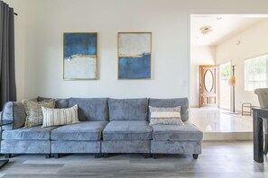 3 bedrooms, Internet - Elegant Retreat Modern Comforts Prime Location (Rosemead)